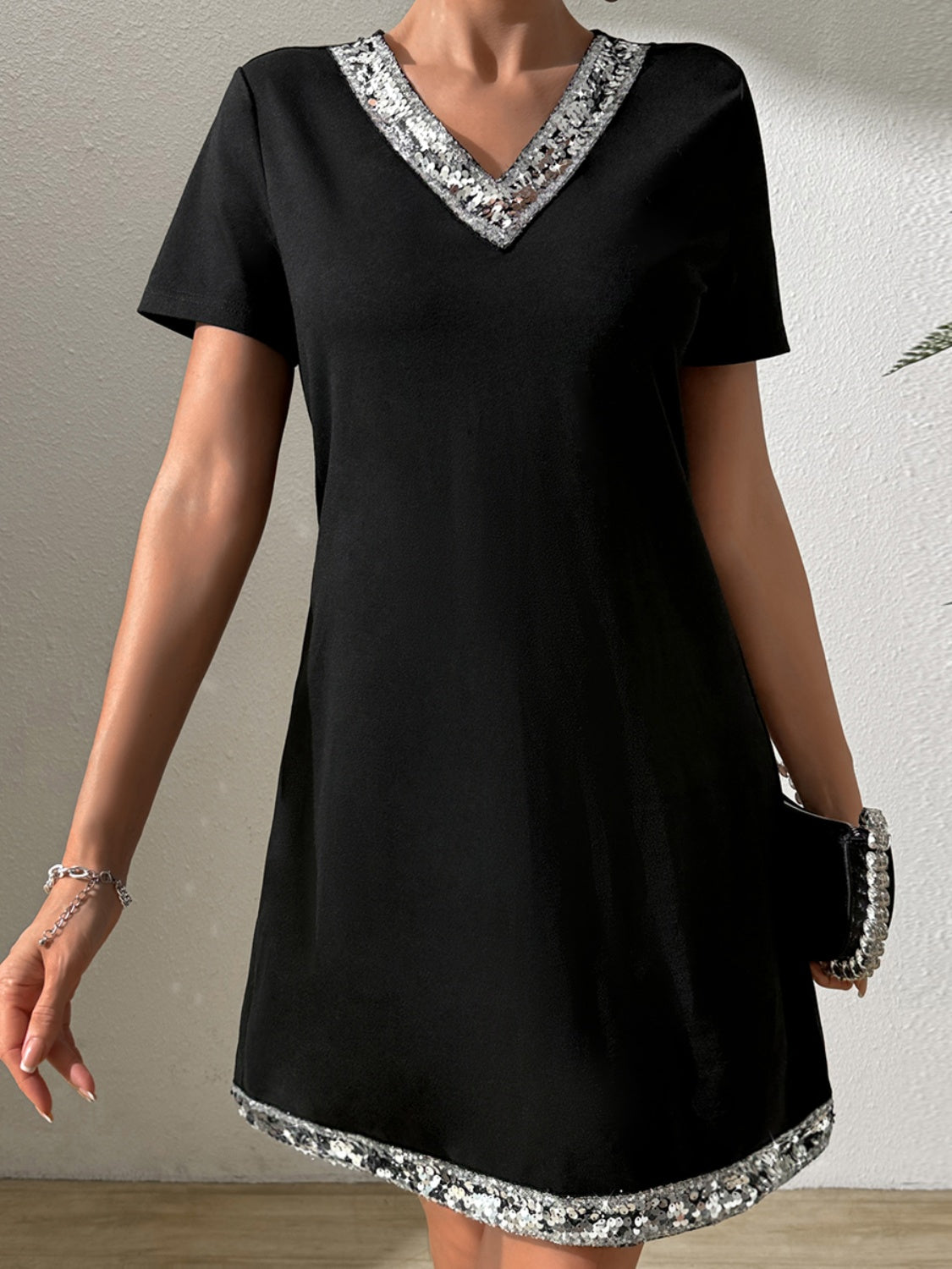 Fashion Plus Polyester/Elastane Sequin V-neck Collar Short Sleeve Mini Dress (Black)