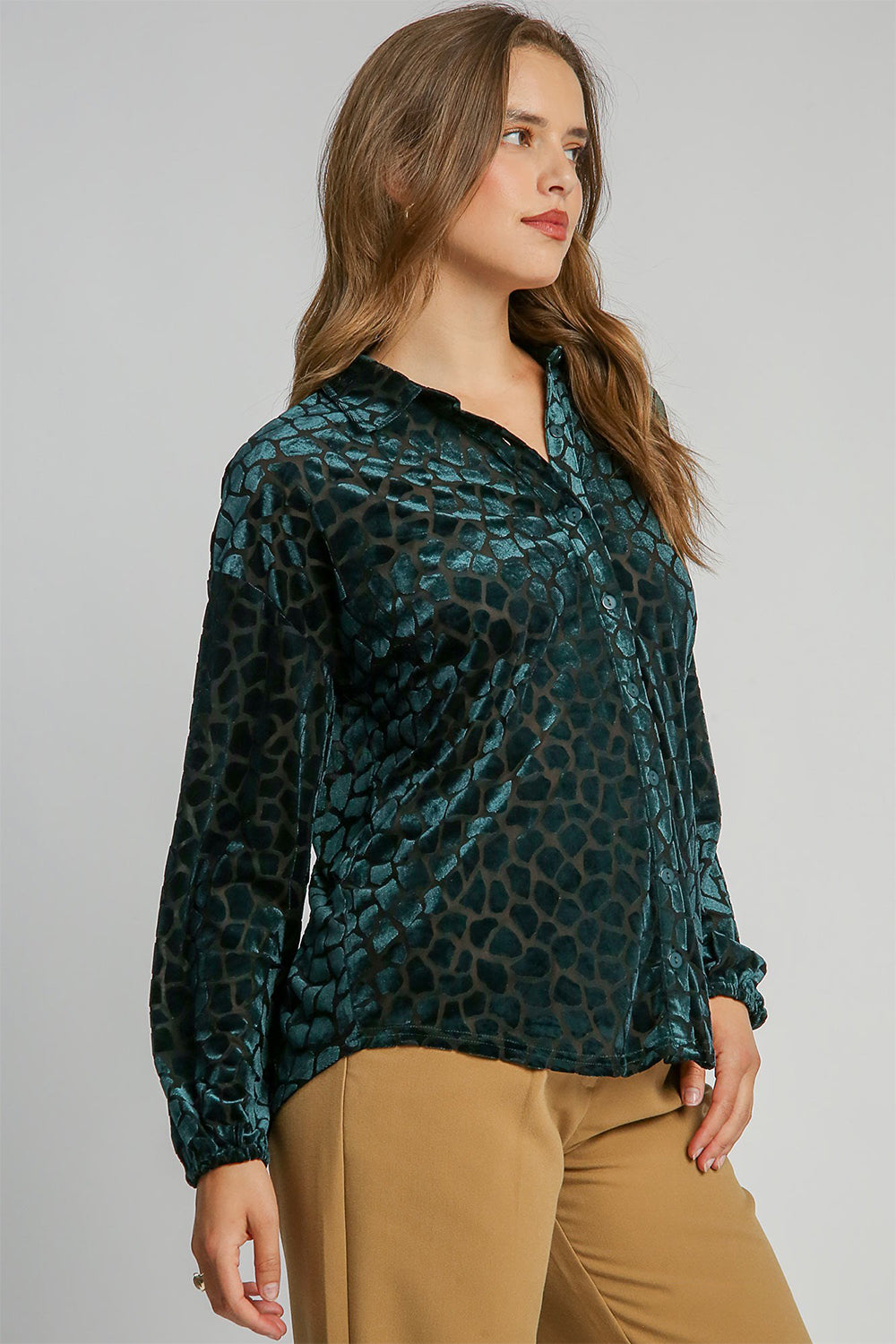 Umgee Polyester/Nylon/Spandex Blend Animal Print Long Sleeve Button Up Velvet Shirt (Hunter Green)