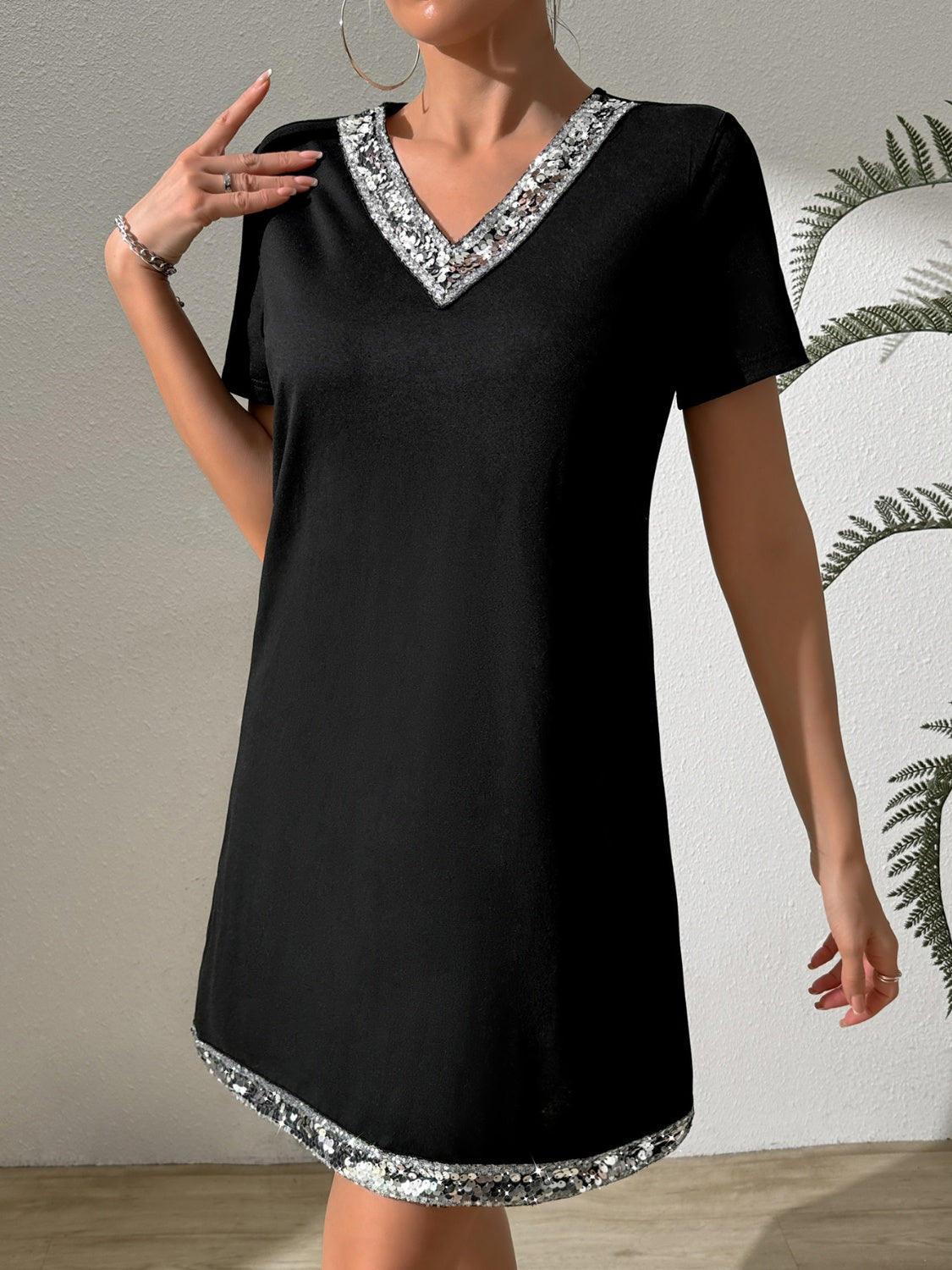 Fashion Plus Polyester/Elastane Sequin V-neck Collar Short Sleeve Mini Dress (Black)