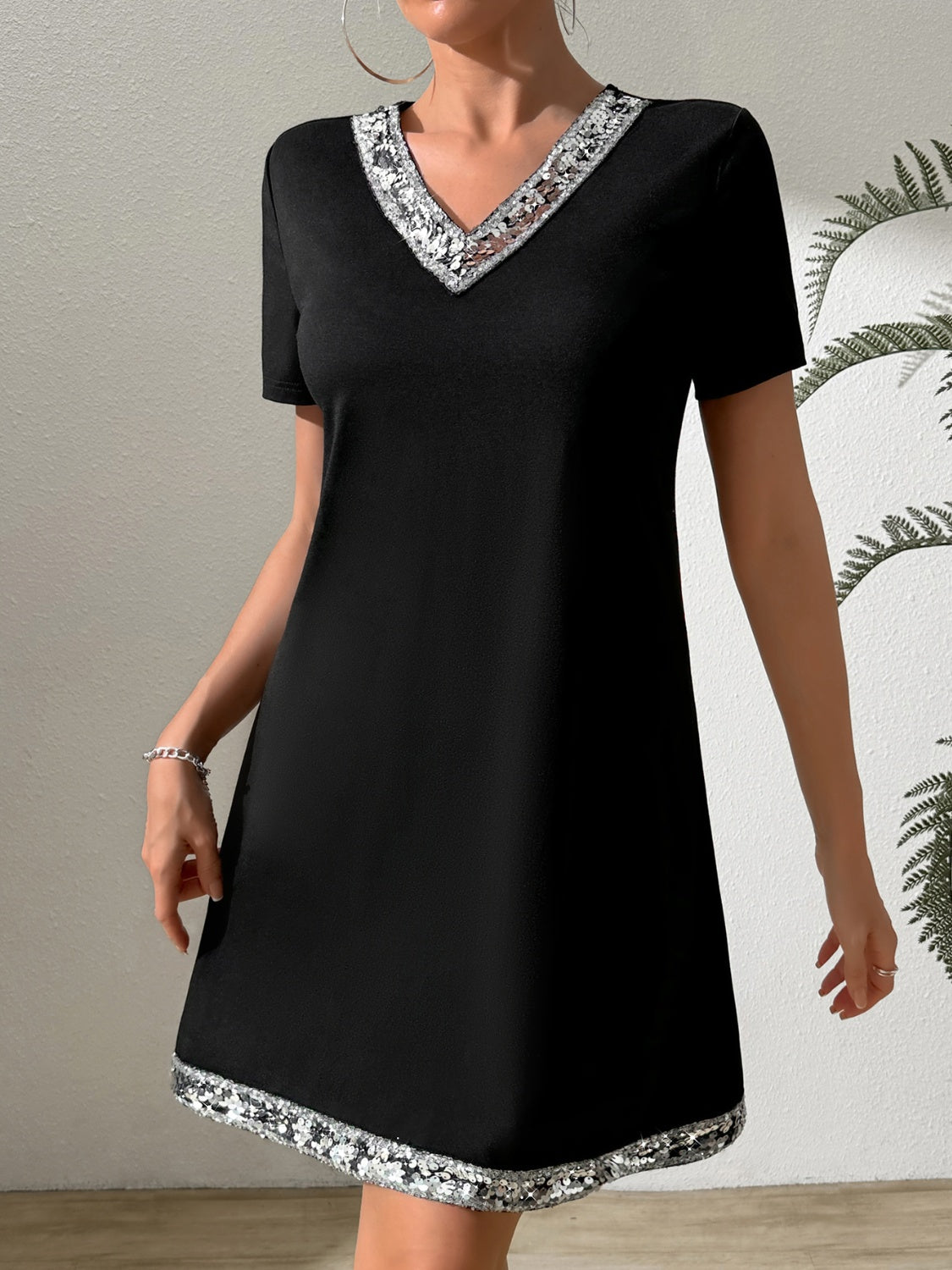 Fashion Plus Polyester/Elastane Sequin V-neck Collar Short Sleeve Mini Dress (Black)