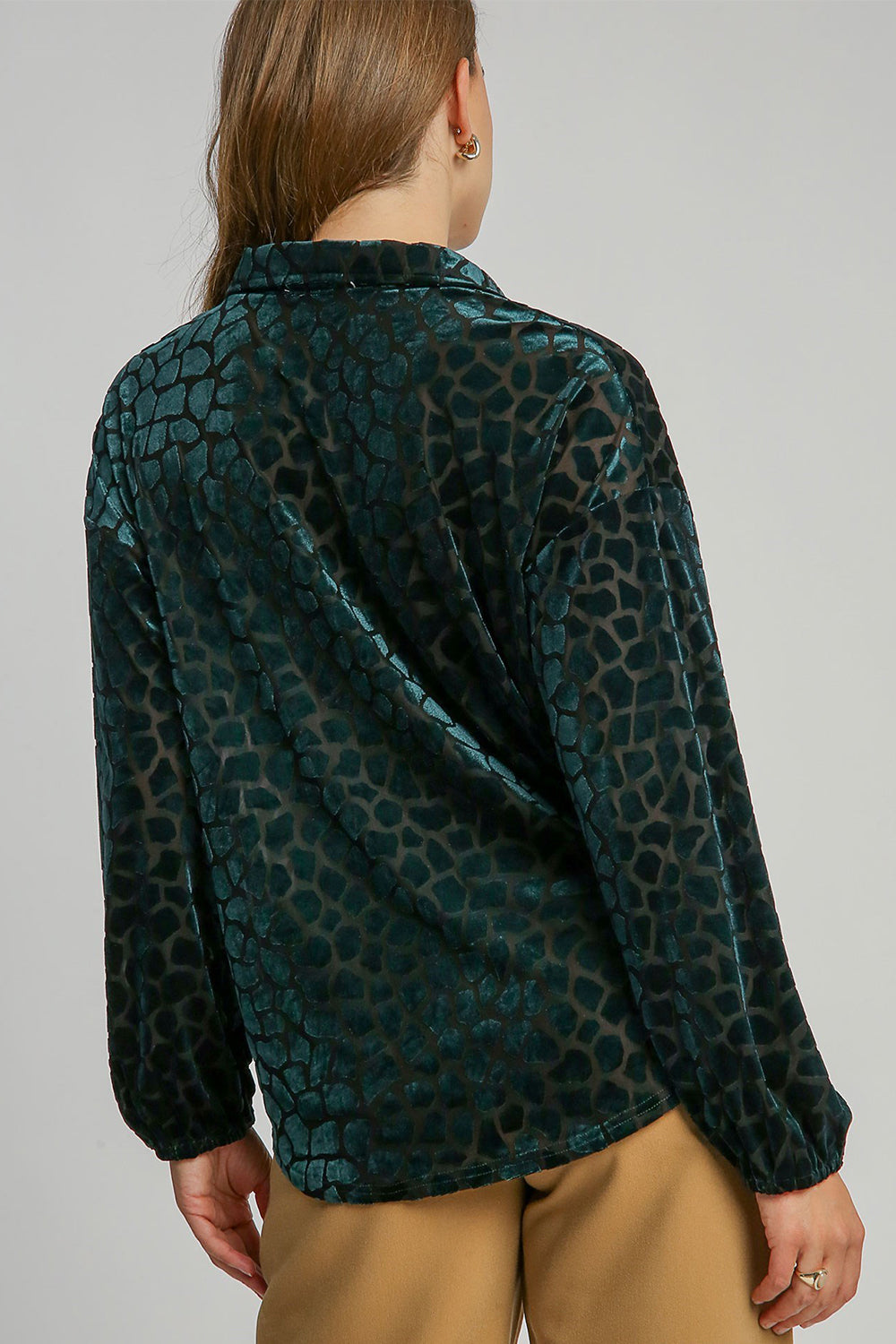 Umgee Polyester/Nylon/Spandex Blend Animal Print Long Sleeve Button Up Velvet Shirt (Hunter Green)