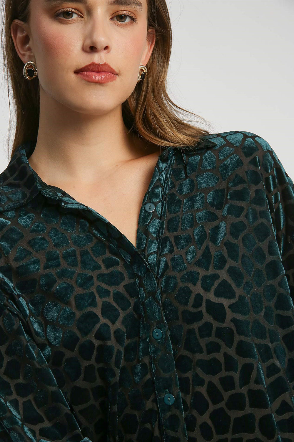 Umgee Polyester/Nylon/Spandex Blend Animal Print Long Sleeve Button Up Velvet Shirt (Hunter Green)