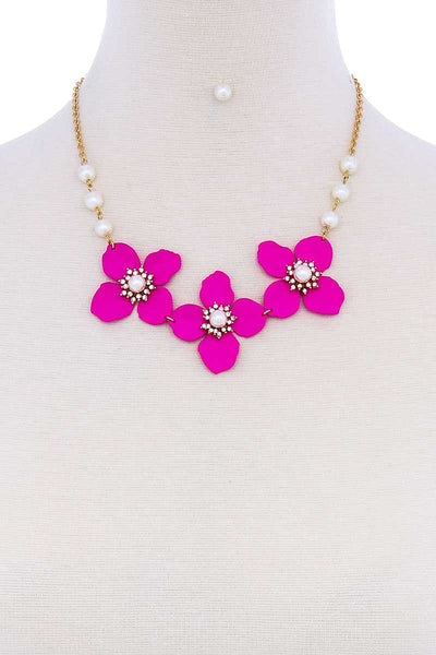 Stylish Flower And Pearl Necklace Set