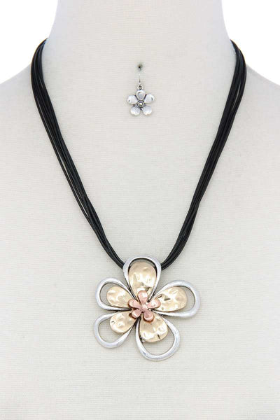 Two Tone Flower Pendant Pu Leather Necklace